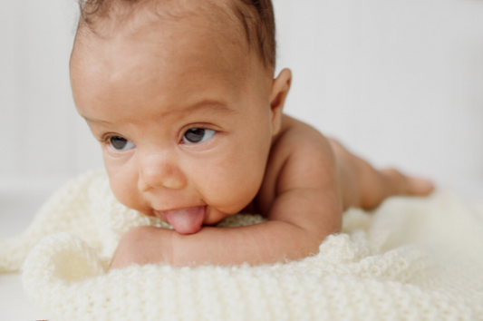 Darum ist die Bauchlage so wichtig für dein Baby